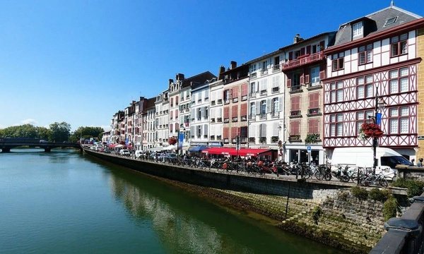 Explorer Bayonne en vélo : où louer un vélo pour votre balade ?