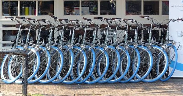 Quels sont les services de location de vélo dans le Var qui offrent la possibilité de se faire livrer son vélo à domicile ou sur son lieu de vacances et quels sont les frais de livraison ?